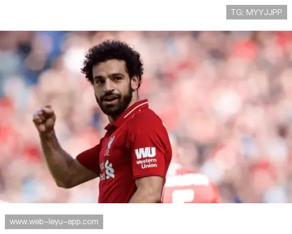 利物浦进攻从右路全面爆发，萨拉赫抽射偏出