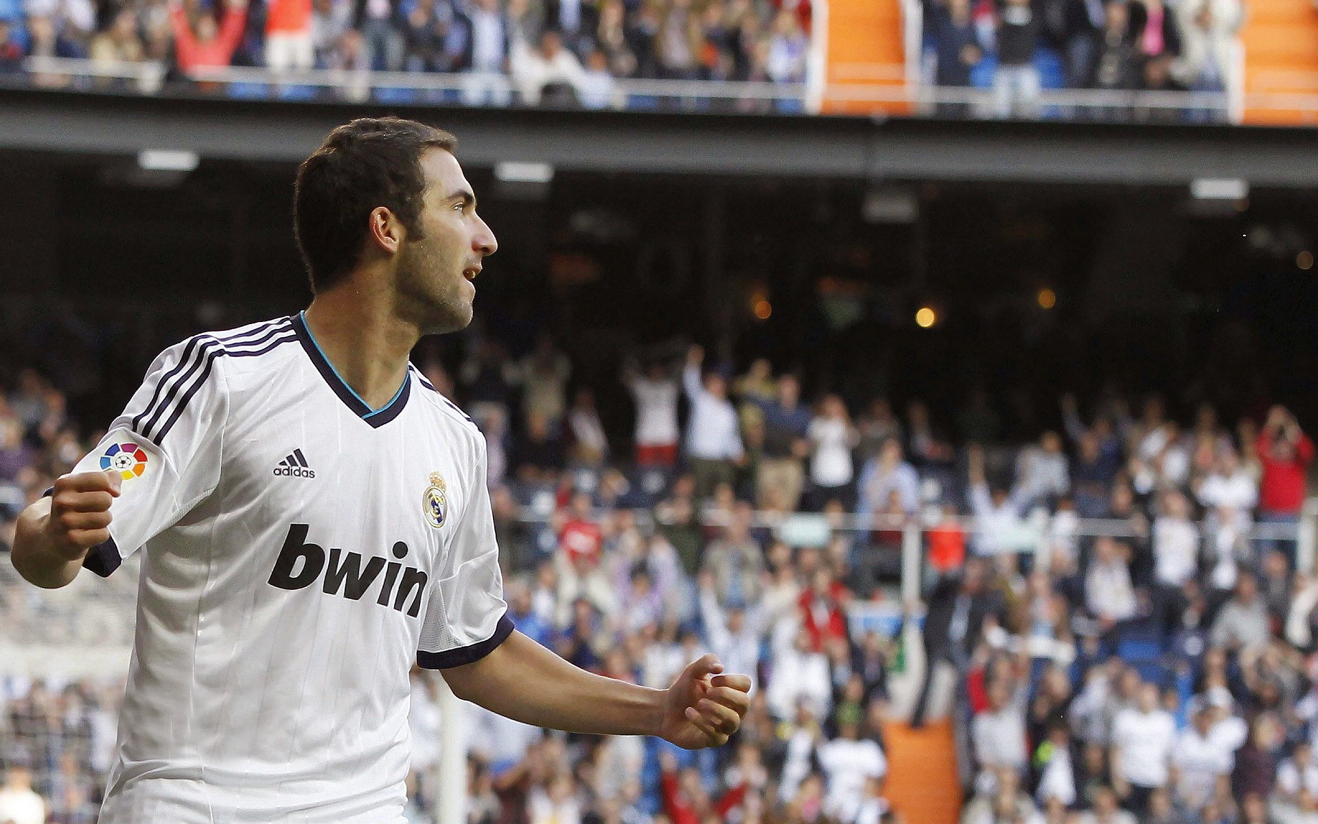 丝绸之路多国足球邀请赛 西安揭幕 古城墙外搭建临时球场